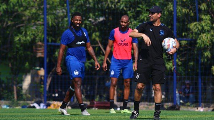 Pelatih PSIS Semarang Gilbert Agius saat pimpin latihan timnya di Lapangan Wisesa Mranggen Demak, Selasa (19/9/2023) pagi. Latihan reguler ini dilaksanakan jelang laga melawan Barito Putera dalam lanjutan BRI Liga 1 di Stadion Jatidiri, Kota Semarang.