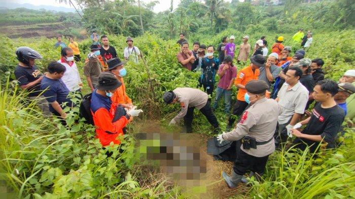 Tim SAR gabungan saat mengevakuasi jasad Bukhaeri (73) seorang kakek asal Desa Dukuhturi, Kecamatan Bumiayu, Brebes yang hilang di ladang desa setempat, Jumat (1/11/2024).