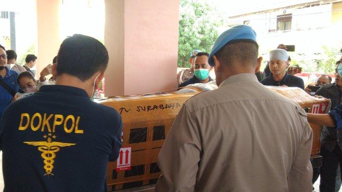 Jenazah ajudan Kapolda Kalimantan Utara (Kaltara), Brigpol Setyo Herlambang telah tiba di Rumah Sakit Bhayangkara Semarang, Jawa Tengah, Sabtu (23/9/2023). Jenazah akan dilakukan autopsi di rumah sakit sebelum nantinya dimakamkan di kampung halaman di Weleri, Kendal, Jateng.