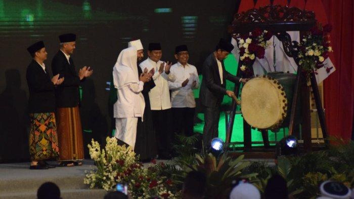 Presiden Jokowi membuka acara Konferensi Sufi Internasional atau Muktamar Sufi Dunia di Pekalongan, Jawa Tengah, Selasa 29 Agustus 2023. Dalam acara tersebut, Jokowi bersama dua bakal calon presiden (capres) yakni Prabowo Subianto dan Ganjar Pranowo.