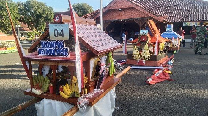 Jolen berisi sesaji dari kelompok nelayan di Cilacap siap diarak dan dilarung dalam sedekah laut Festival Nelayan Cilacap 2023, Jumat (28/7/2023). Arak-arakan dimulai dari Pendopo Wijayakusuma Cakti menuju THR Teluk Penyu.