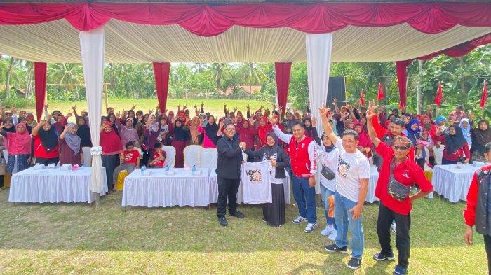 Kaisar Kiasa Kasih Said Putra saat menemui ibu-ibu pelaku UMKM di Desa Prapagan, Kecamatan Jeruklegi, Cilacap, Jawa Tengah, Selasa (26/12/2023).