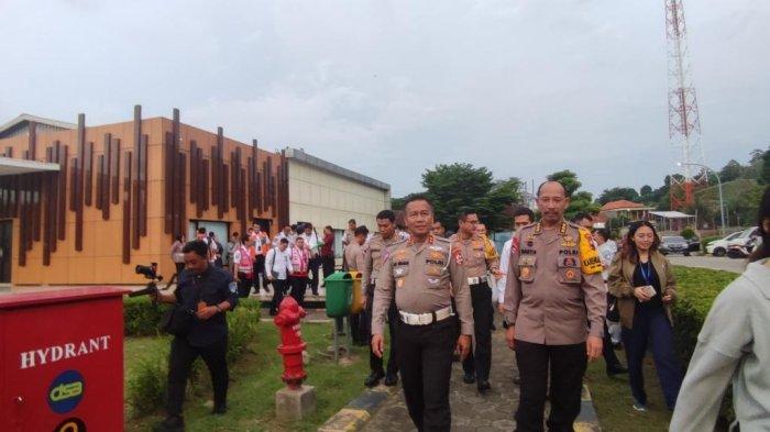 Kakorlantas Polri, Irjen Aan Suhanan bersama para pejabat utama Korlantas dan Polda Jateng saat melakukan survei jalur kesiapan Operasi Ketupat Candi (OKC) 2024 di Gerbang Tol Kalikangkung, Kota Semarang, Senin (26/2/2024). Ia mendapatkan lima persoalan di Jawa Tengah dari kunjungan tersebut yang menjadi bahannya untuk melakukan evaluasi persiapan mudik 2024.