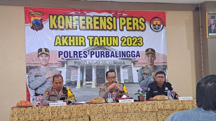 Kapolres Purbalingga, AKBP Hendra Irawan (tengah) saat memberikan keterangan di konferensi pers terkait laporan akhir tahun, Kamis (28/12/2023).