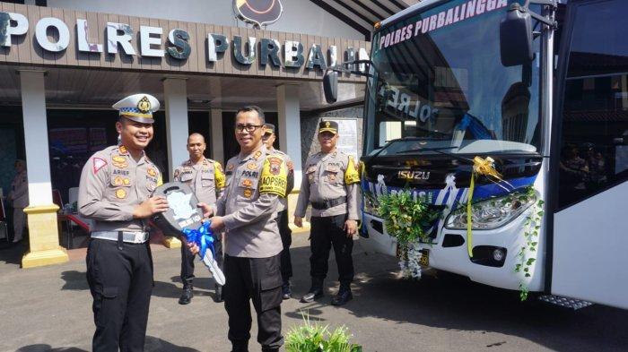 Kapolres Purbalingga, AKBP Hendra Irawan meluncurkan kendaraan pelayanan SIM Keliling di halaman Mapolres Purbalingga, Sabtu (2/3/2024) pagi. Polres Purbalingga membuka pelayanan SIM Keliling yang rencananya akan dimulai pada Senin (4/3/2024) mendatang.