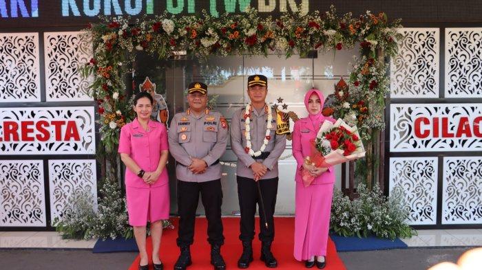 Prosesi pisah sambut Kapolresta Cilacap dari Kombes Pol Fannky Ani Sugiharto kepada Kombes Pol Ruruh Wicaksono di Mapolresta Cilacap, Rabu (20/12/2023). Prosesi serah terima jabatan juga diwarnai dengan tradisi sangkur pora.