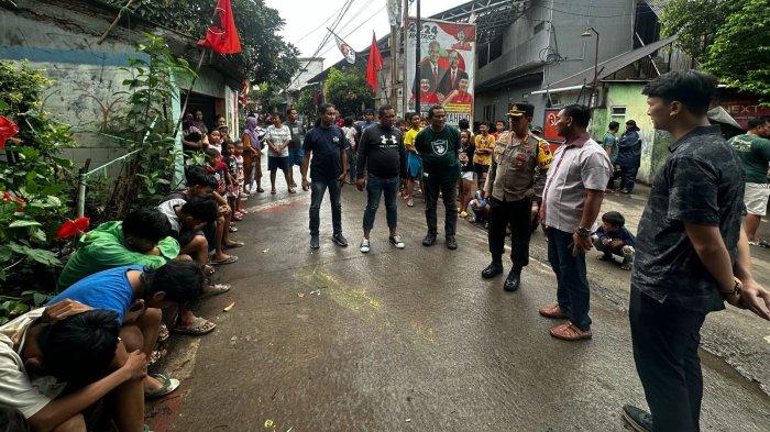 Kapolrestabes Semarang Kombes Irwan Anwar saat mendatangi lokasi tawuran. Di lokasi tersebut, tujuh tersangka ditangkap di Jalan Kalibaru Timur, RT 5 RW9, Bandarharjo, Kec. Semarang Utara, Kota Semarang,Sabtu (10/2/2024).