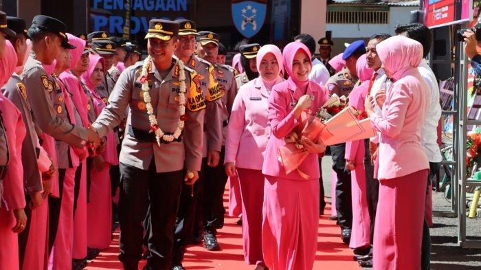 Prosesi pisah sambut Kapolresta Cilacap dari Kombes Pol Fannky Ani Sugiharto kepada Kombes Pol Ruruh Wicaksono di Mapolresta Cilacap, Rabu (20/12/2023). Prosesi serah terima jabatan juga diwarnai dengan tradisi sangkur pora.