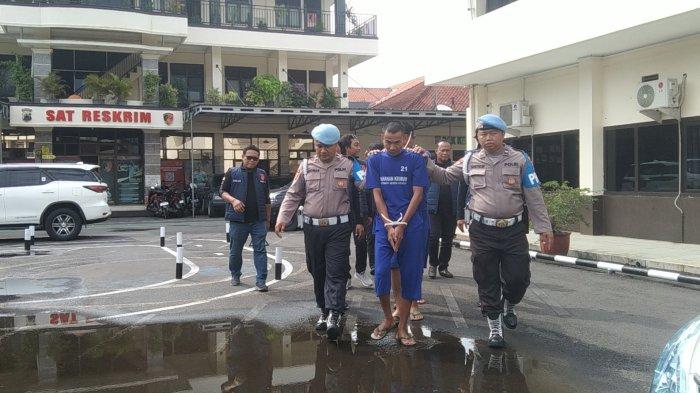 Tiga orang tersangka pembacokan dan penganiayaan di Jalan R.E Martadinata Cilacap yakni FP (33), WS (24) dan IGAP (22) saat dihadirkan dalam konferensi pers di Mapolresta Cilacap pada Rabu (30/1/2024).