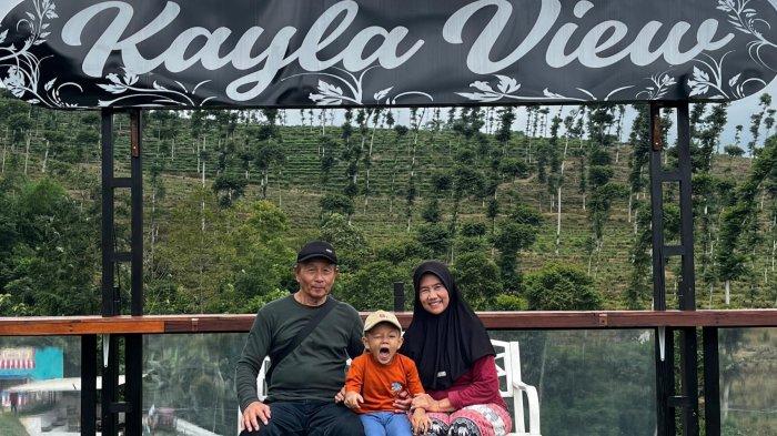 Wisatawan berlibur di Kaylahills, Kabupaten Batang. Destinasi ini menjadi satu di antara wisata favorit yang ramai dikunjungi wisatawan saat libur Nataru.