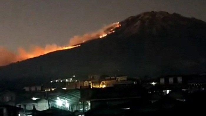 Tangkapan layar video kebakaran hutan lereng Gunung Sumbing Wonosobo yang beredar di sosial media, Jumat (1/9/2023) malam.