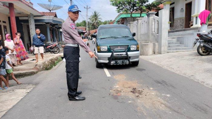 Petugas kepolisian memeriksa lokasi kejadiaan kecelakaan sepeda motor bertabrakan dengan truk tangki di Ajibarang, Banyumas, Jawa Tengah, Senin 3 Juli 2023. Dalam kecelakaan ini, satu pemotor warga Gumelar, Banyumas tewas.