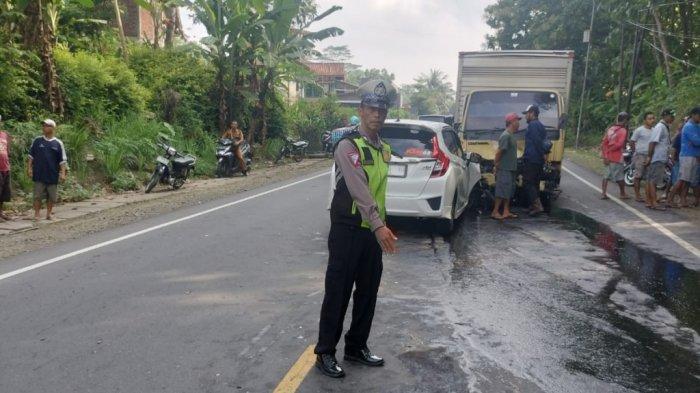Polisi memeriksa kejadian kecelakaan Honda Jazz dan truk boks di Jalan Raya Cilacap - Wangon, di Desa Jeruklegi Kulon pada Selasa (26/3/2024) sekitar pukul 07.15 WIB.