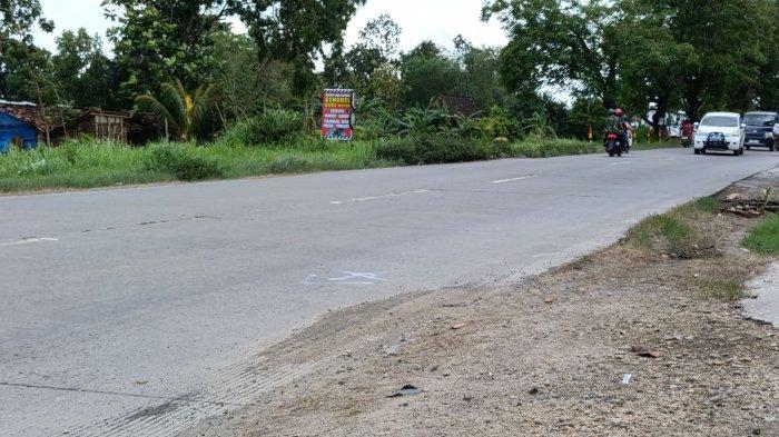 TERTABRAK TRUK SAAT MENCARI GAS 3 KG: Lokasi kecelakaan tragis di Jalan Semarang-Purwodadi, di Kecamatan Kebonagung, Demak. Akibat kecelakaan ini Tri Lestari yang merupakan warga Dempet, meninggal di lokasi kejadian. (TRIBUNJATENG/FACHRI SAKTI NUGROHO)