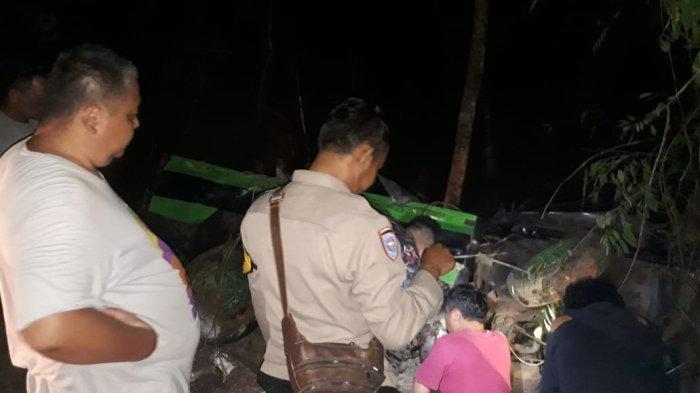 Kecelakaan tunggal yang menimpa mobil bermuatan toren berisi air bersih di ruas jalan Desa Karangjoho, Kecamatan Pengadegan, Kabupaten Purbalingga, Jawa Tengah, Senin (2/10/2023) malam.