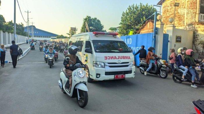Mobil ambulans keluar dari pabrik garmen dan sepatu PT Sejin Fashion Indonesia, Margorejo, Pati, Selasa (16/7/2024) sore. Keracunan massal terjadi di pabrik tersebut.