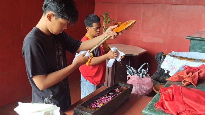 Warga membersihkan keris yang biasa dipajang di altar Mbah Kuncung, yang dianggap sebagai leluhur asli Banyumas, di Kelenteng Boen Tek Bio Banyumas, Kamis (23/1/2025). Bersih-bersih rupang dan altar dilakukan menjelang Imlek 2025.