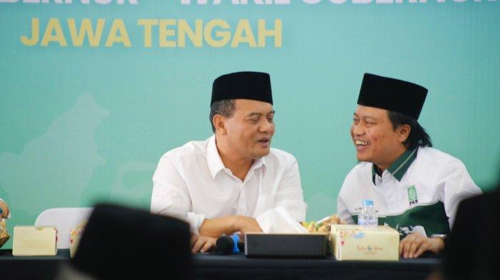 Ketua DPW PKB Jateng, KH M Yusuf Chudlori bersama pasangan calon gubernur pada Pilkada Jateng 2024, Ahmad Luthfi.