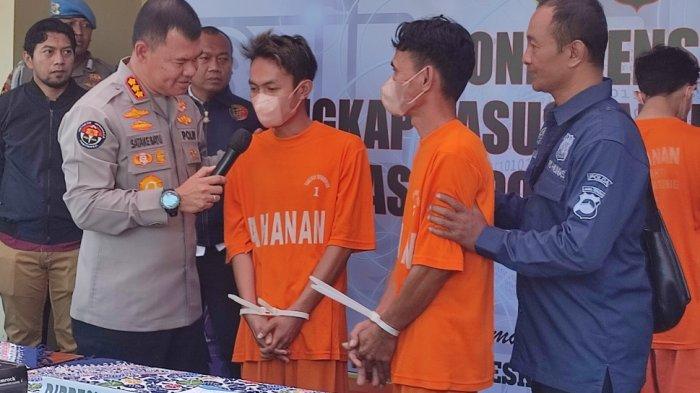 Dua tersangka utama peretasan handphone Kapolda Jateng RJ (dua dari kiri) dan IW (dua dari kanan) warga asal Kayu Ara, Tulung Selapan, Ogan Komering Ilir (OKI) Sumatera Selatan. Mereka adalah ayah dan anak yang belajar otodidak untuk meretas handphone Kapolda Jateng. Hasil meretas beromzet hingga miliaran rupiah, di kantor Ditreskrimsus, Kota Semarang, Selasa (8/8/2023).