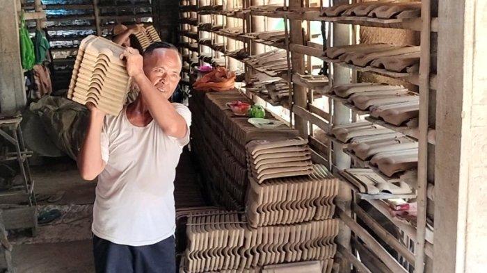 Keseharian warga Kudus, Iskan Engsan (61) saat bekerja mengangkut genting untuk memenuhi kebutuhannya dan menabung agar bisa beribadah haji.