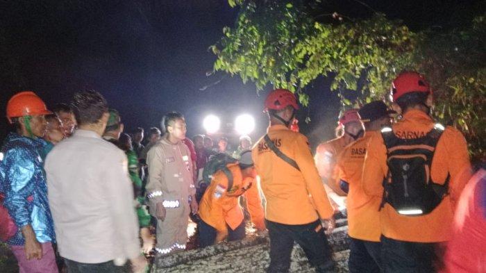 Tim SAR Gabungan saat melakukan penanganan pohon tumbang dan longsor di Desa Cijati, Kecamatan Cimanggu, Cilacap, Senin (5/2/2024) malam. Dalam bencana longsor tersebut diketahui satu orang tertimbun longsor dan masih dalam pencarian tim SAR gabungan.