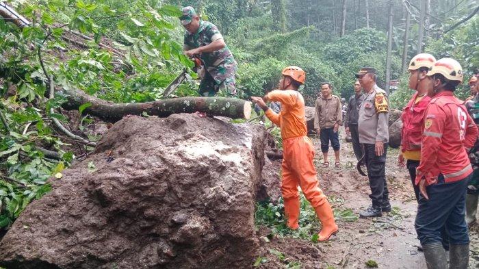 Tim SAR gabungan membersihkan material longsoran yang menutupi jalan raya Lebakbarang - Karanganyar, Pekalongan, Kamis (15/2/2024). Material longsor berupa batu besar menutupi jalan antar-kecamatan itu.