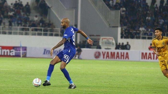 Aksi bek tengah PSIS Semarang, Lucas Gama atau Lucao saat laga kontra Bhayangkara FC pada laga pekan pertama BRI Liga 1 2023/2024 di Stadion Jatidiri Semarang.