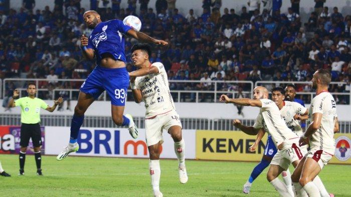 Aksi bek PSIS Semarang, Lucas Gama berduel udara dengan pemain Bali United, Kadek Arel pada laga pekan ke-11 BRI Liga 1 2023/2024 di Stadion Jatidiri Semarang, Sabtu (2/9/2023) malam.fra