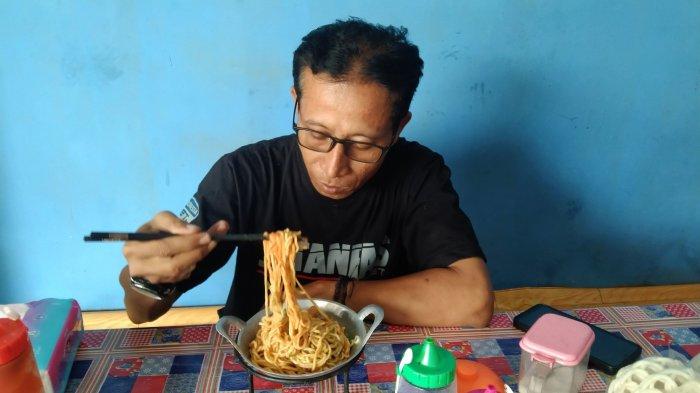 Pembeli saat menikmati mie ayam wajan di wadah wajan mini di Kedai Mie Ayam Admi, Bantarsari, Cilacap. Karena keunikan penyajiannya, mie ayam ini jadi buruan pembeli dari berbagai daerah.