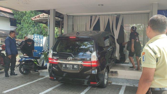 Avanza menabrak bangunan kantor BRI Unit Abdulrahman Saleh, Manyaran, Semarang Barat, Sabtu (6/7/2024).