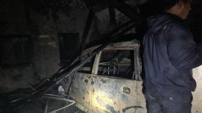 Satu mobil ikut ludes terbakar ketika api melalap rumah huni di Dusun Cangkring RT 02 RW 08, Desa Pagerejo, Kecamatan Kertek, Kabupaten Wonosobo, Selasa (25/6/2024).