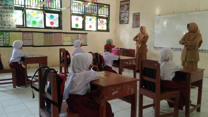 Kegiatan Masa Pengenalan Lingkungan Sekolah (MPLS) di SD Negeri 03 Bulusari, Cilacap, Senin (22/7/2024). Di tahun ajaran baru, sekolah ini hanya menerima 5 orang murid baru saja.