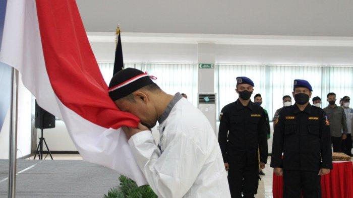 Napi teroris atau napiter Lapas Karanganyar Nusakambangan Cilacap mencium bendera merah putih saat mengucap ikrar kesetiaan NKRI, Rabu (8/2/2023).