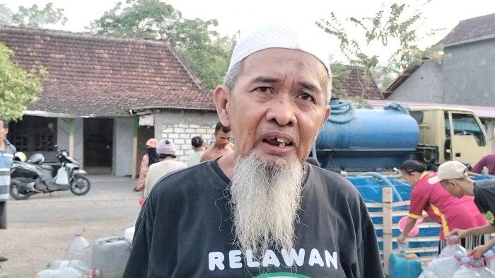Nugroho Mumpuni, pensiunan PNS di Rembang yang membantu para warga terdampak kesulitan air bersih dengan dana pribadinya untuk menyalurkan air bersih ke masyarakat.