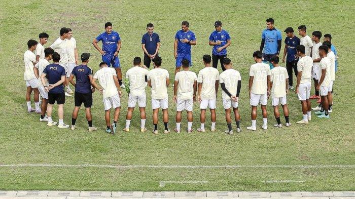 Penggawa PSCS Cilacap saat melakukan official training di Stadion Mochtar Pemalang, Selasa (16/1/2024) jelang laga melawan Persekat Tegal dalam laga playoff degradasi Liga 2 2023/2024 sore nanti, Rabu (17/1/2024).