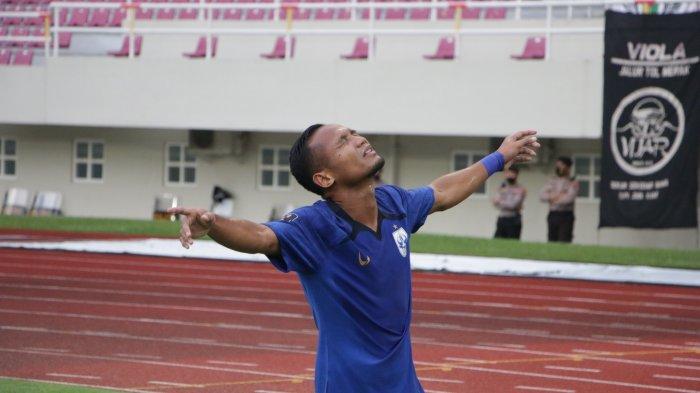 SELEBRASI GOL - Oktafianus Fernando saat masih membela PSIS Semarang merayakan golnya ke gawang Persita Tangerang dalam laga perdana PSIS di Grup A Piala Presiden 2022 di Stadion Manahan Solo, Senin (13/6/2022) sore - (TRIBUN / Franciskus Ariel Setiaputra)
