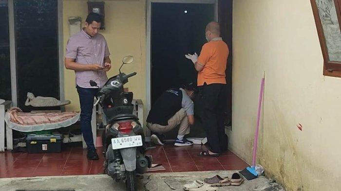 Polisi saat olah TKP Dua pria di Kelurahan Sumampir, Kecamatan Purwokerto Utara, Kabupaten Banyumas menjadi korban pembacokan oleh orang tidak dikenal, Selasa (25/7/2023).