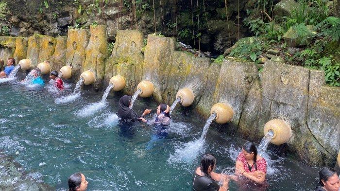 Suasana di Pemandian Air Panas Pancuran 13 Guci, Kabupaten Tegal, Jawa Tengah saat momen libur sekolah dan Nataru, pada Minggu (29/12/2024). Terlihat pengunjung sedang asik mandi air panas alami menikmati pancuran yang ada.