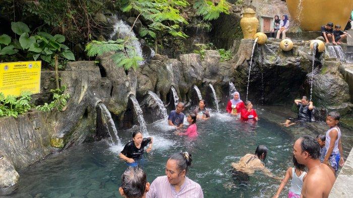 Suasana di Pemandian Air Panas Pancuran 13 Guci, Kabupaten Tegal, Jawa Tengah saat momen libur sekolah dan Nataru, pada Minggu (29/12/2024). Terlihat pengunjung sedang asik mandi air panas alami menikmati pancuran yang ada.