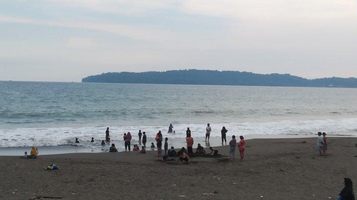 Wisatawan memadati Pantai Kamulyan Cilacap saat momen libur Natal dan Tahun Baru atau Nataru 2023, Selasa (26/12/2023). Pelancong dari berbagai daerah tampak memadati kawasan wisata gratis ini, terutama pada sore hari.