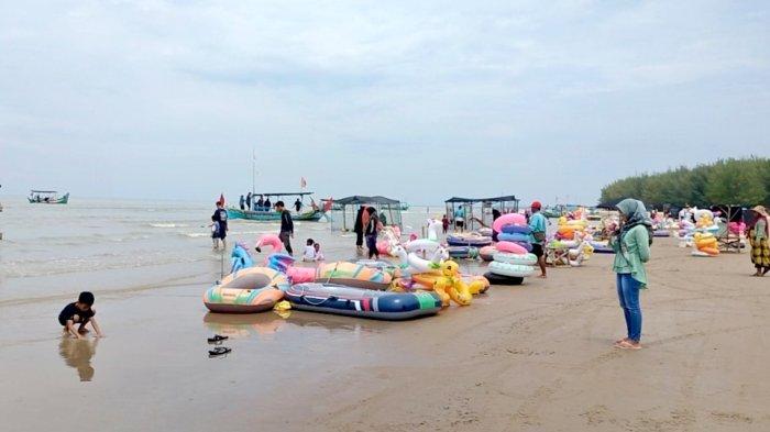 Wisatawan menikmati keindahan dan wahana di Pantai Karangjahe, Kabupaten Rembang, Jawa Tengah, saat Libur Natal dan Tahun Baru (Nataru).