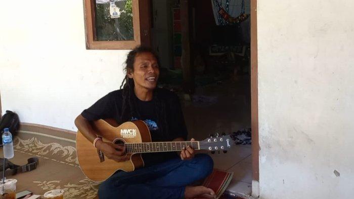 Caleg Partai Demokrat Dapil Wonogiri 1, Kukuh Haryanto saat bernyanyi dan live Tiktok di depan rumahnya Dusun Kedungareng, Desa Sendang, Kecamatan Wonogiri, Jawa Tengah, Rabu (21/2/2024).