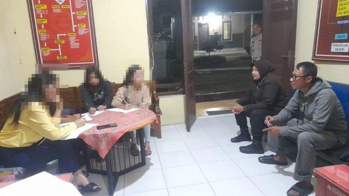 Polisi membawa pasangan tak resmi ke Mapolsek setelah razia indekos di Kelurahan Mewek, Purbalingga, Senin (18/3/2024) malam. Petugas menemukan pasangan tak resmi.