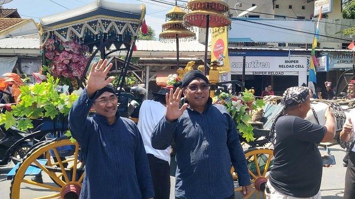 Pasangan Edy Suripno (kanan) dan Akhmad Satori (kiri) tiba di Kantor KPU Kota Tegal untuk mendaftar sebagai peserta Pilkada 2024, Rabu (28/8/2024). Pasangan yang dikenal dengan Uyip-Satori itu diusung PDIP, Partai Demokrat, Partai Gelora, Partai Ummat, dan Partai Buruh.