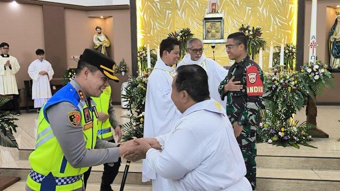 BERI UCAPAN PASKAH— Kapolres Purbalingga, AKBP Achmad Akbar saat bersalaman dengan salah satu pihak dari Gereja Santo Agustinus Purbalingga dalam peringatan Hari Paskah yang jatuh pada tanggal 20 April 2025.