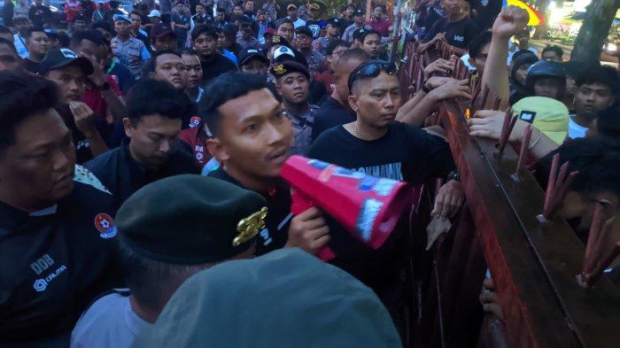 TEMUI SUPORTER - Pemain Persipa Pati, Dhanu Syahputra (memegang megaphone), berdialog dengan para suporter usai terjadi ketegangan pascapertandingan melawan Persipura Jayapura di Stadion Joyokusumo Pati, Kamis (13/2/2025). Suporter murka pada manajemen usai Persipa dikalahkan 1-2 di kandang sendiri.