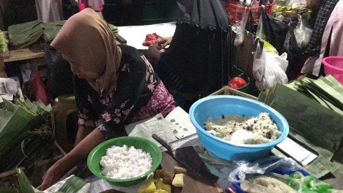 Suyati, pedagang makanan khas dengan nama unik di Jepara, turuk bintul di Pasar Welahan Kabupaten Jepara.