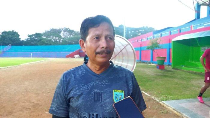 Pelatih Persela Lamongan, Djajang Nurjaman memberikan komentar jelang laga uji coba melawan Persijap Jepara di Stadion Gelora Bumi Kartini, Jepara, Sabtu 22 Juli 2023.