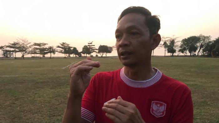 Pelatih Persijap Jepara, Kahudi Wahyu Widodo memberikan keterangan kepada awak media di sela-sela latihan di Lapangan Pantai Bandengan, Jepara, Minggu (11/8/2024).