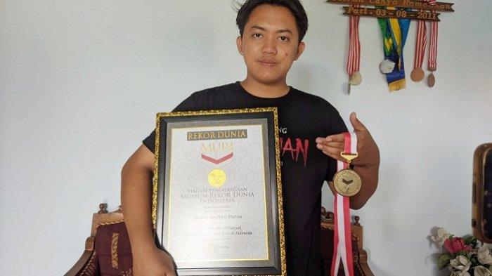 Andre Andika Putra, pelukis asal Pati, menunjukkan piagam penghargaan dari Museum Rekor Dunia Indonesia (Muri) atas lukisan wajah tujuh presiden Indonesia yang dibuat. Lukisan wajah buatan Andre unik karena dibuat menggunakan teknik tipografi.